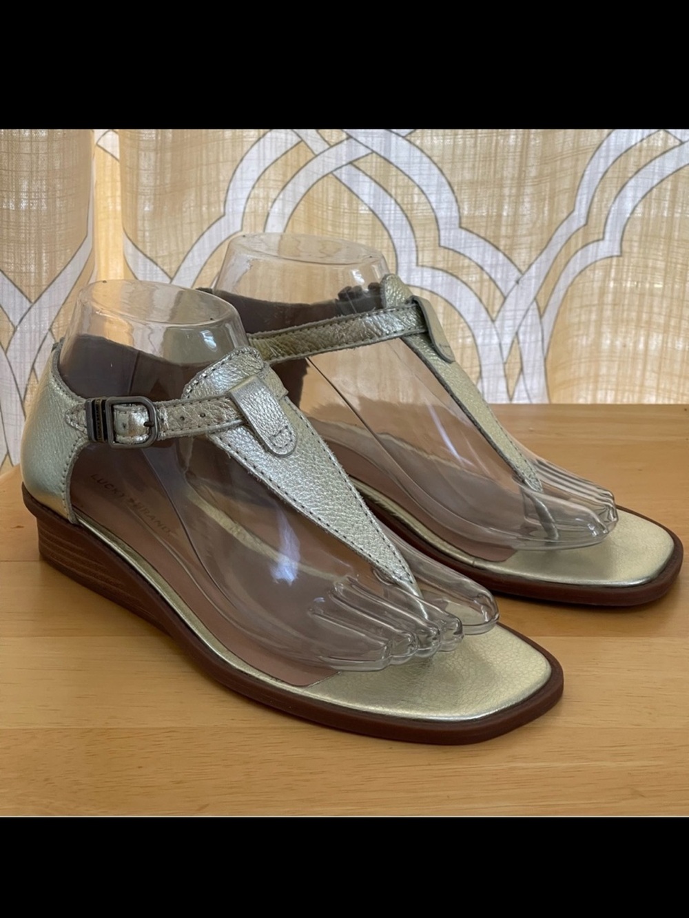 Lucky Brand Annamae Gold Metallic Leather Thong Sandals Sz 6.5 Wedge Heel Buckle